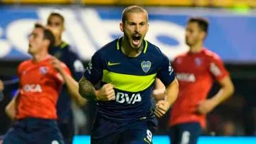 Boca goleó a Independiente y sueña con el campeonato